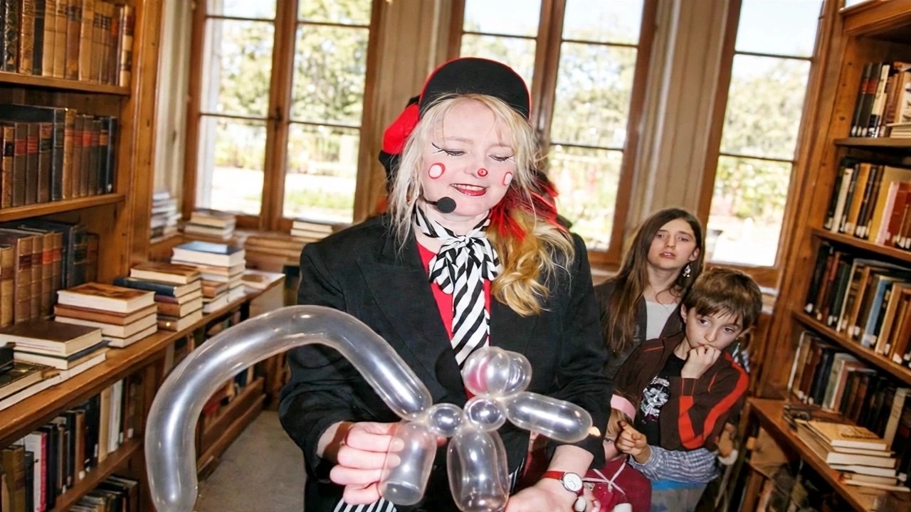 Zauberclown Maxi modelliert Ballontiere in der Bibliothek