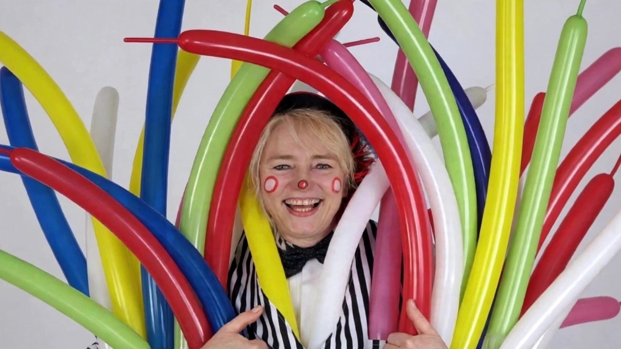 Zauberclown Maxi zwischen bunten Luftballonschlangen