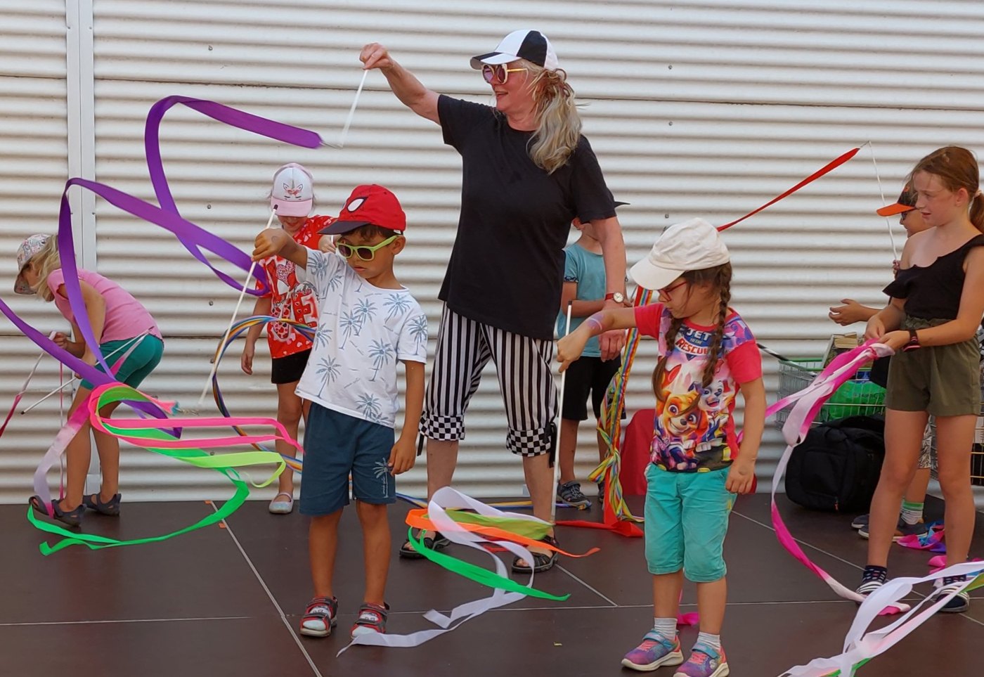Zauber-Zirkus: Andrea Hardy und Kinder mit Zauberbändern