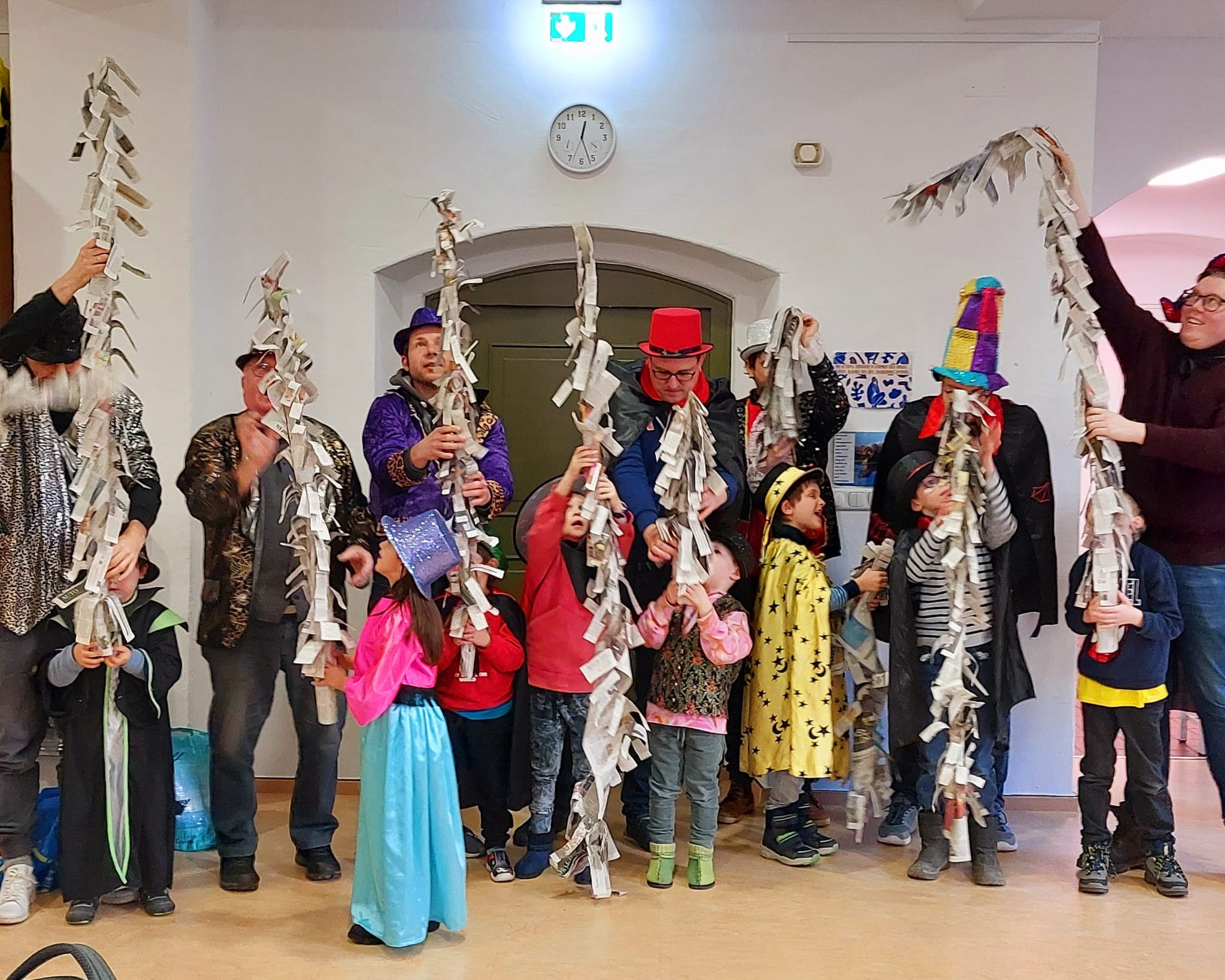 Zauber-Zirkus mit begeisterten Kindern und Zeitungsbäumen
