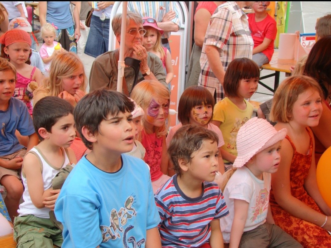 Zauber-Zirkus: Begeisterte Kinder schauen der Show zu