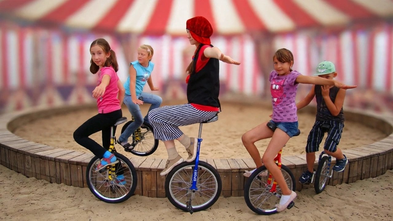 Zauber-Zirkus: Kinder auf Einrädern im Zirkuszelt