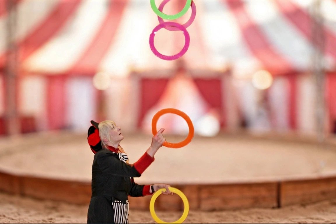 Zauber-Zirkus: Andrea Hardy jongliert mit bunten Ringen