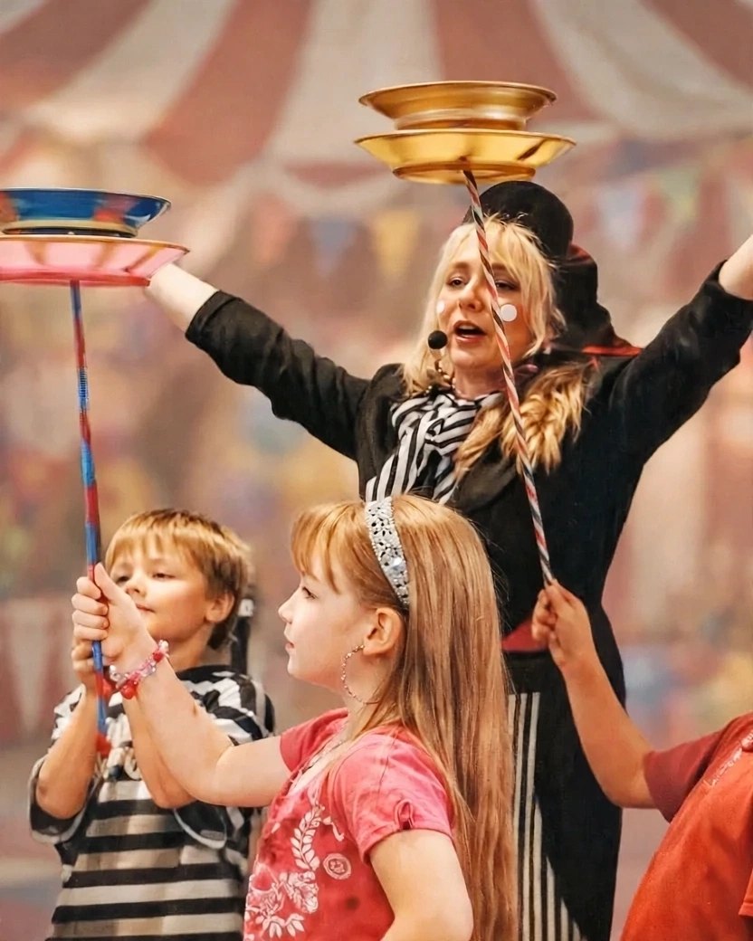 Zauber-Zirkus: Andrea Hardy lässt Teller kreisen, Kinder machen mit