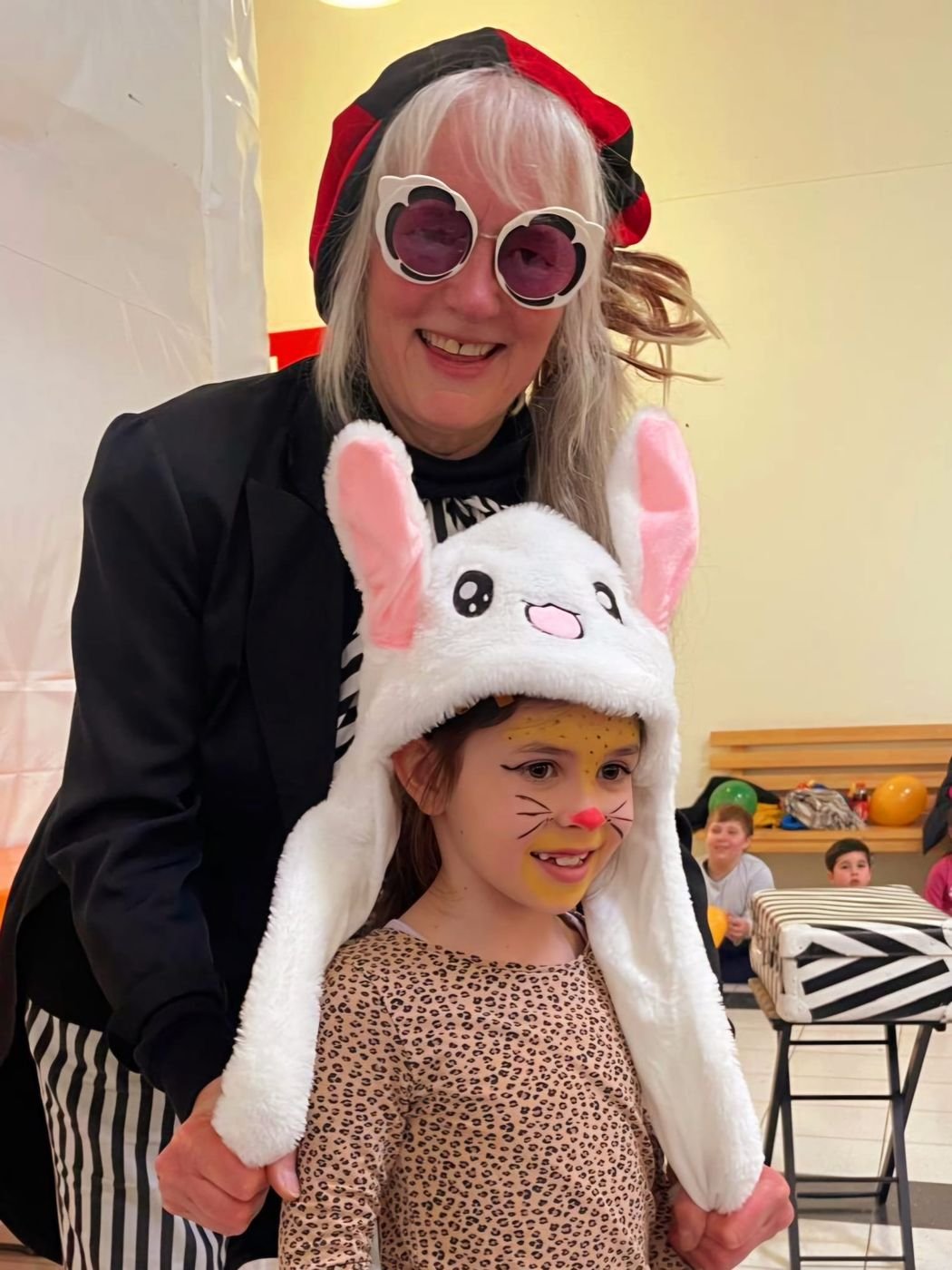 Kind mit Hasen-Gesichtsbemalung beim Kinderschminken