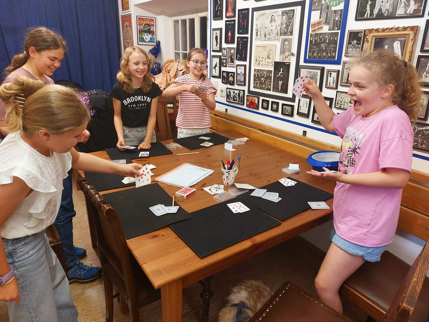 Kinder lernen Zaubertricks im Zauberkurs