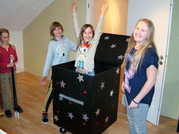 Kinder mit der Zauberkiste im Zauber-Workshop