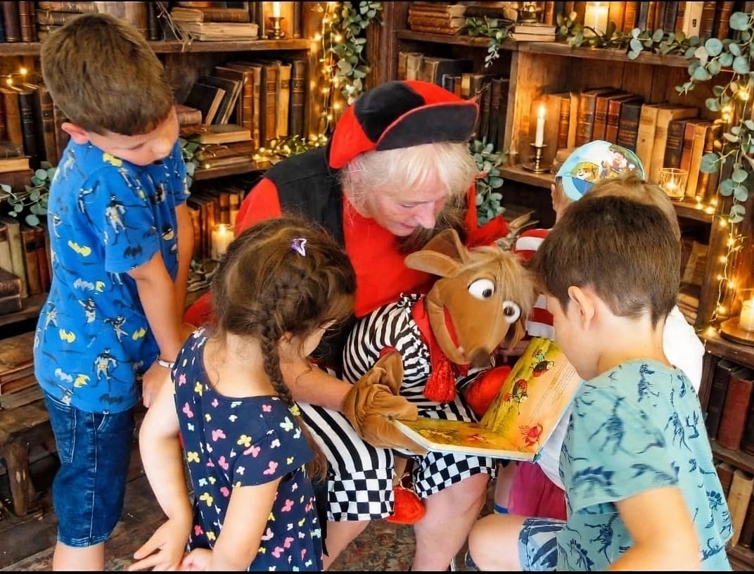 Kinder lesen mit Rudi und Andrea Hardy ein Bilderbuch