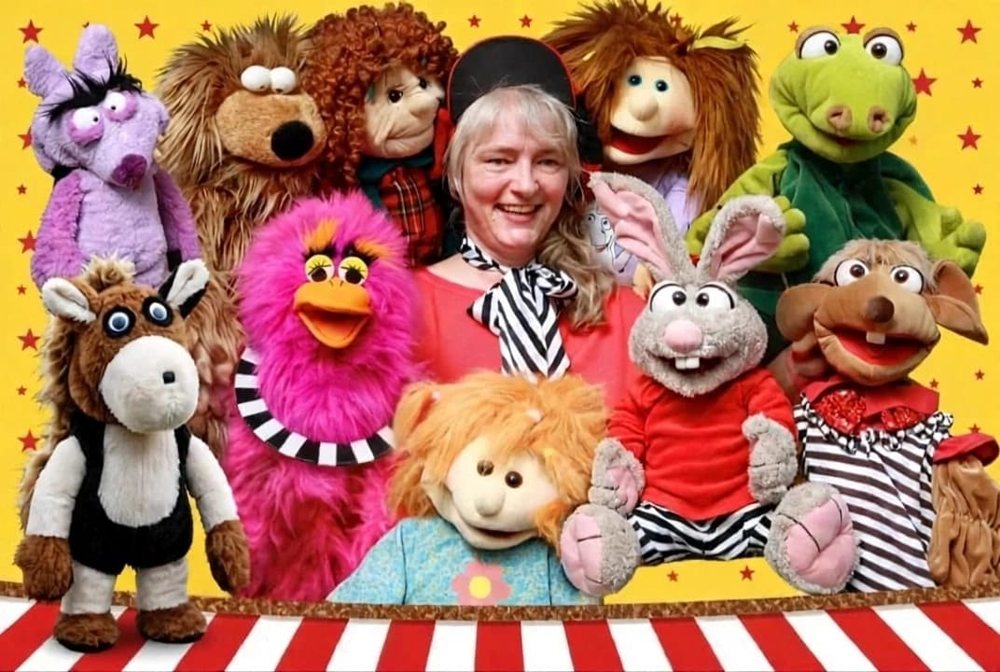 Andrea Hardy mit ihren Puppen Felix, Lilou, Rudi, Pferdinand und Mini