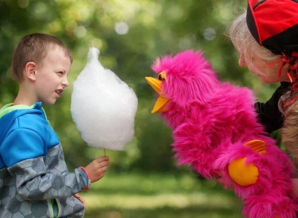 Lilou das Paradiesvogel-Mädchen mit Kind und Zuckerwatte