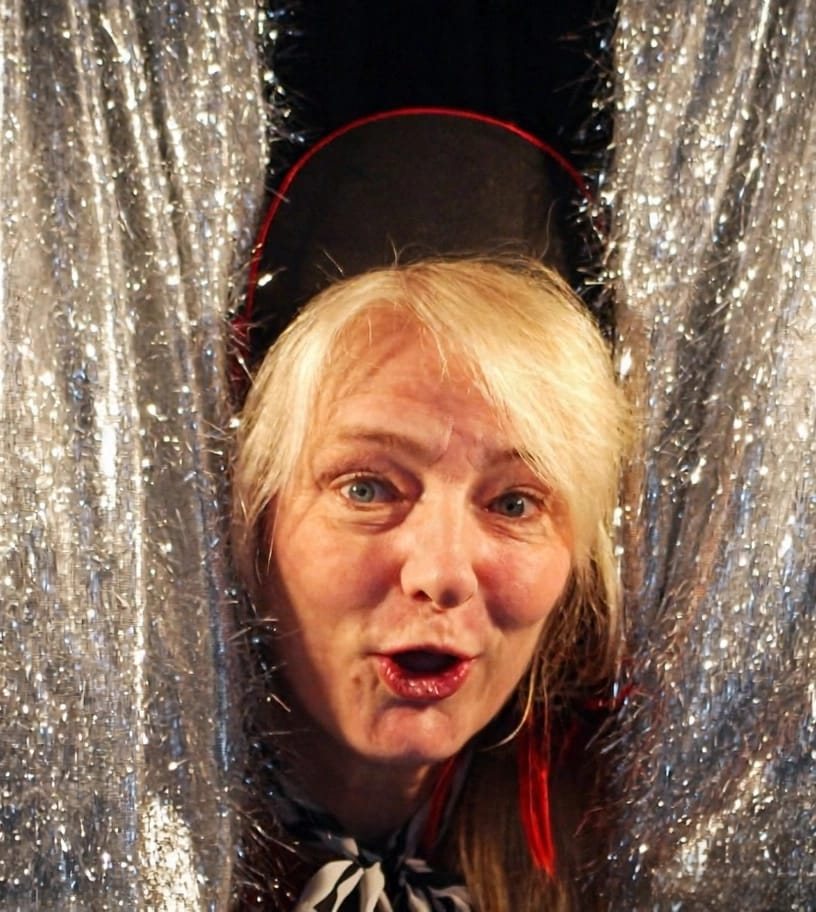 Zauberclown MAXI vor dem Glitzervorhang