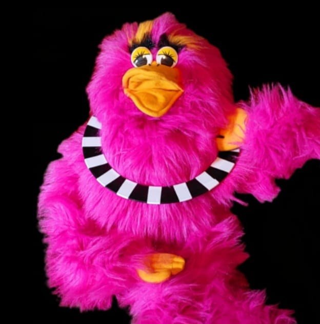 Pinke Handpuppe mit orangem Schnabel von Andrea Hardy