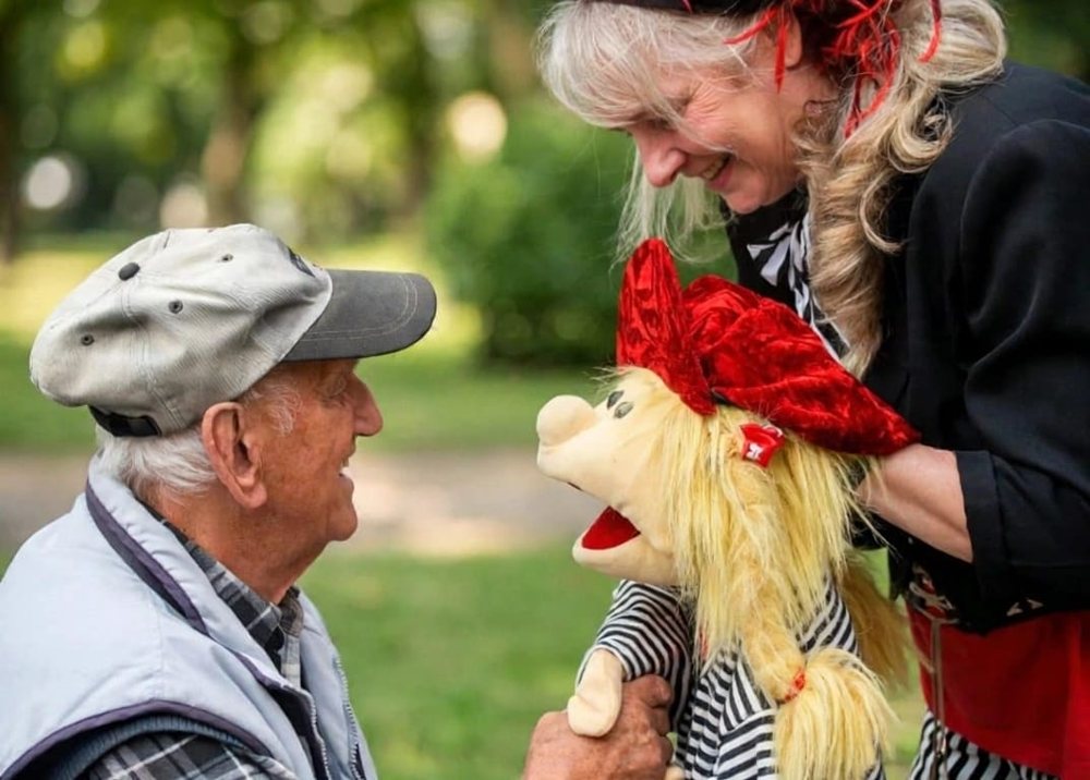 Handpuppe im Gespräch mit einem Senior
