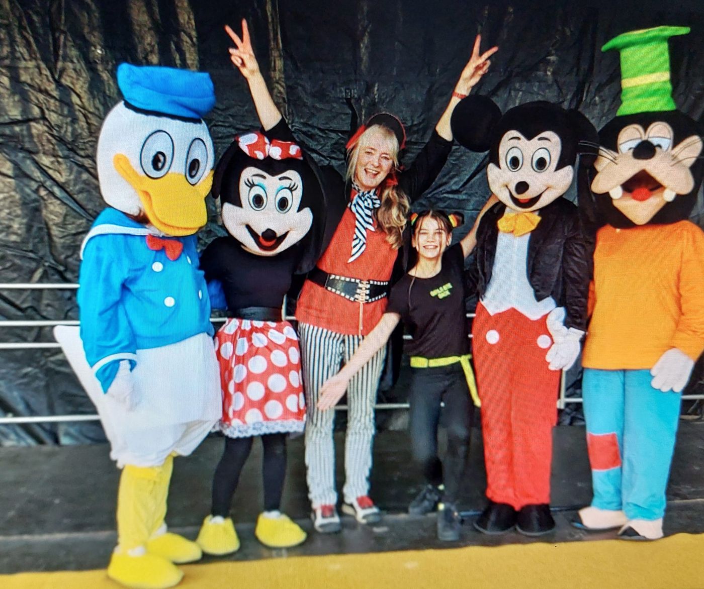 Zauberclown MAXI mit Maskottchen-Figuren auf der Bühne
