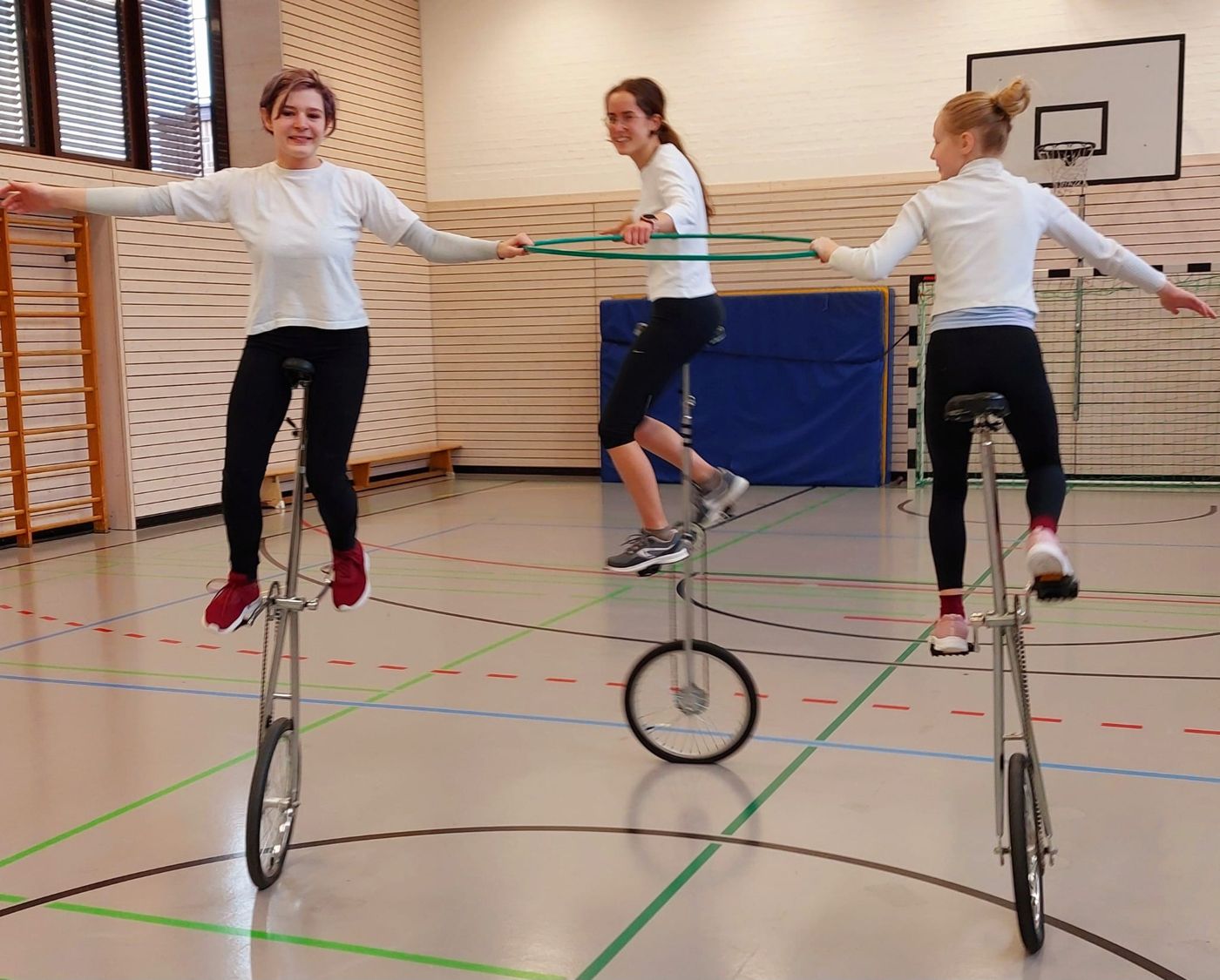 Wahlfach Einrad: Hula-Hoop auf dem Einrad