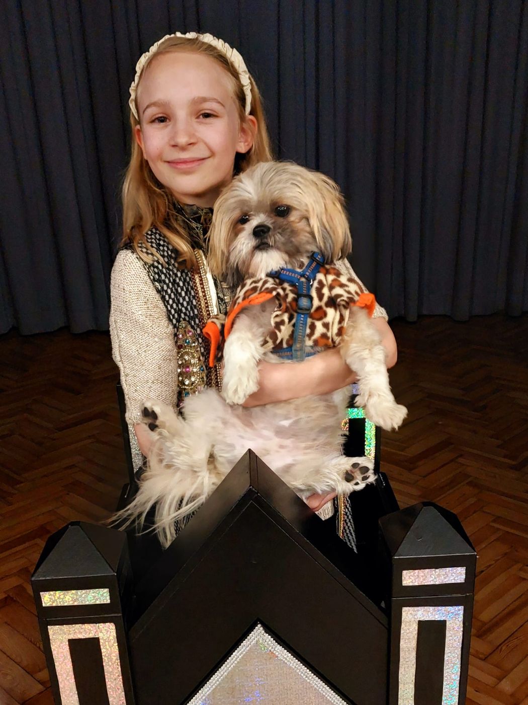 Wahlfach Zaubern: Mädchen mit Hund am Zauberhaus