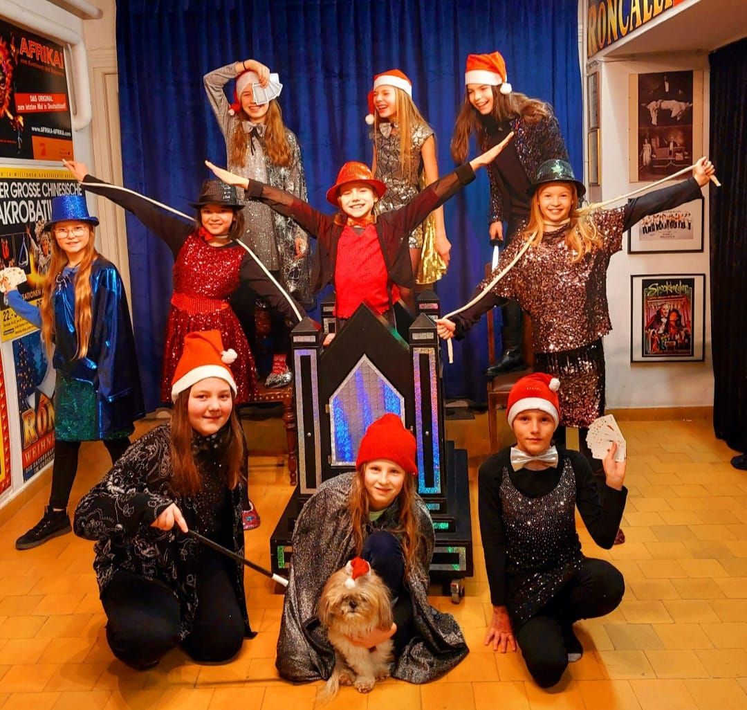 Wahlfach Zaubern: Zauberschülerinnen mit Weihnachtsmützen und Zauberhaus
