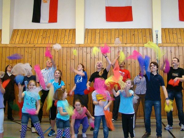 Jonglierkurs mit Kindern auf der Bühne – Foto 1