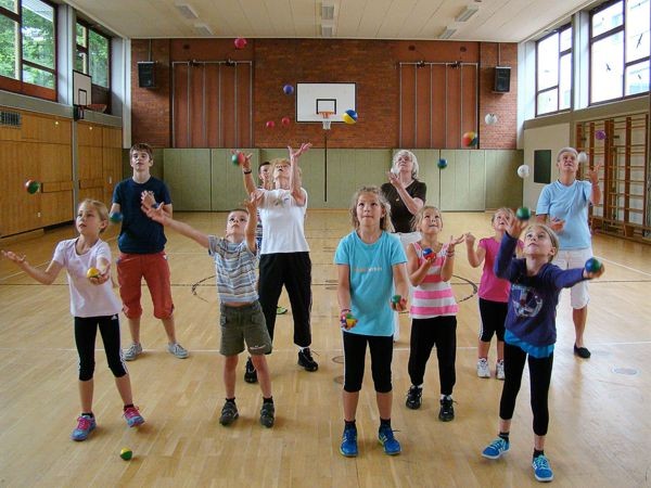 Jonglierkurs mit Kindern auf der Bühne – Foto 2