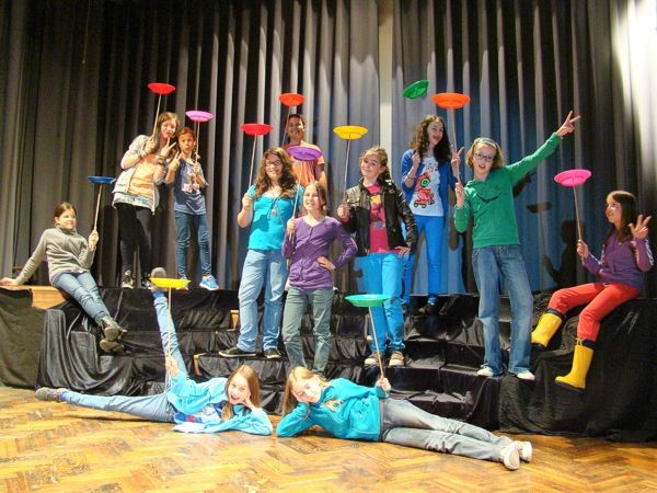 Jonglierkurs mit Kindern auf der Bühne – Foto 3