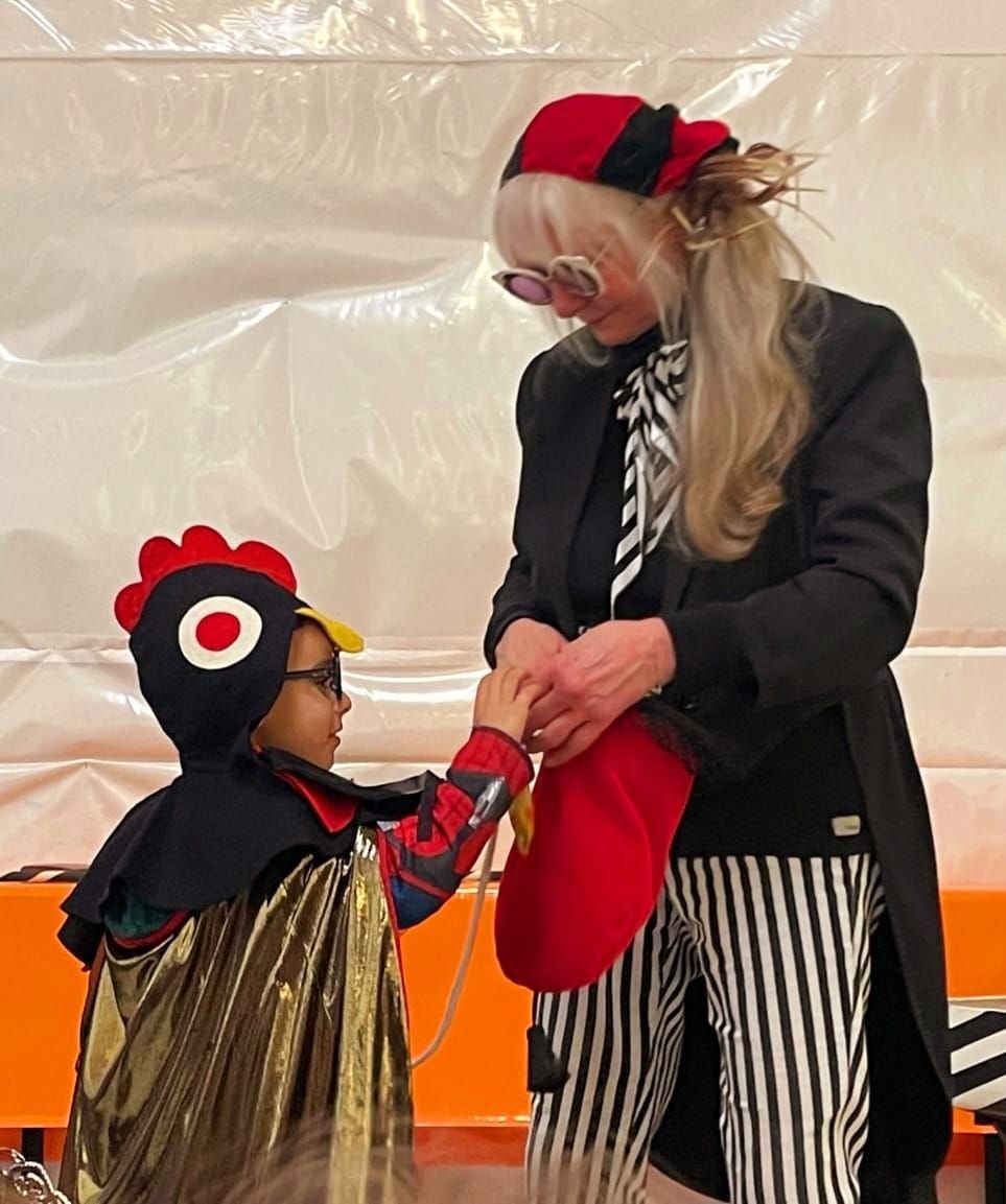 Zauberclown MAXI mit einem Kind im Hühner-Kostüm