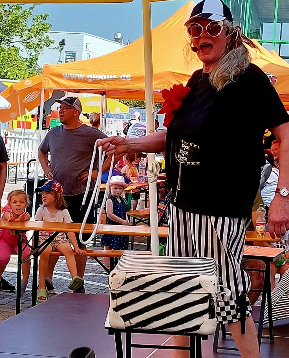 Zauberclown MAXI auf der Bühne mit Seil und Zauberkiste