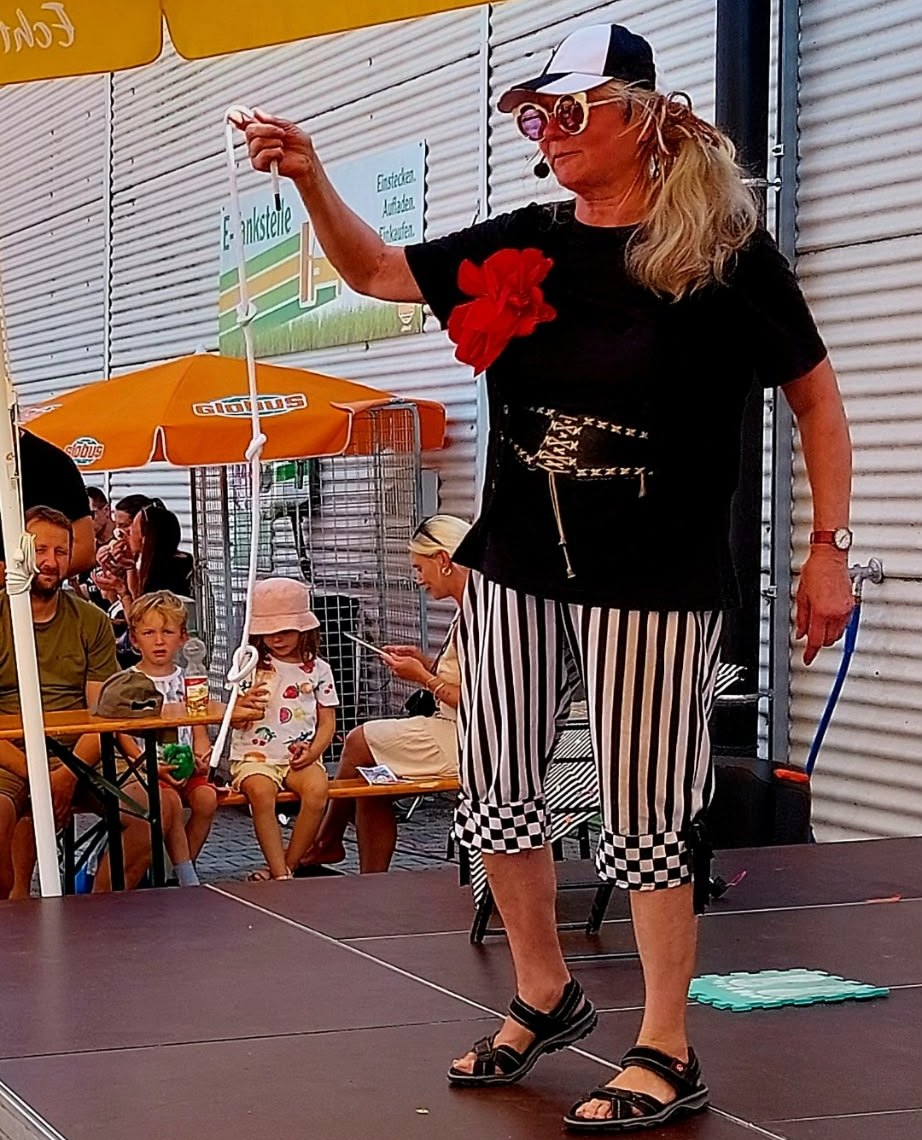 Zauberclown MAXI zaubert mit dem Seil vor Kindern