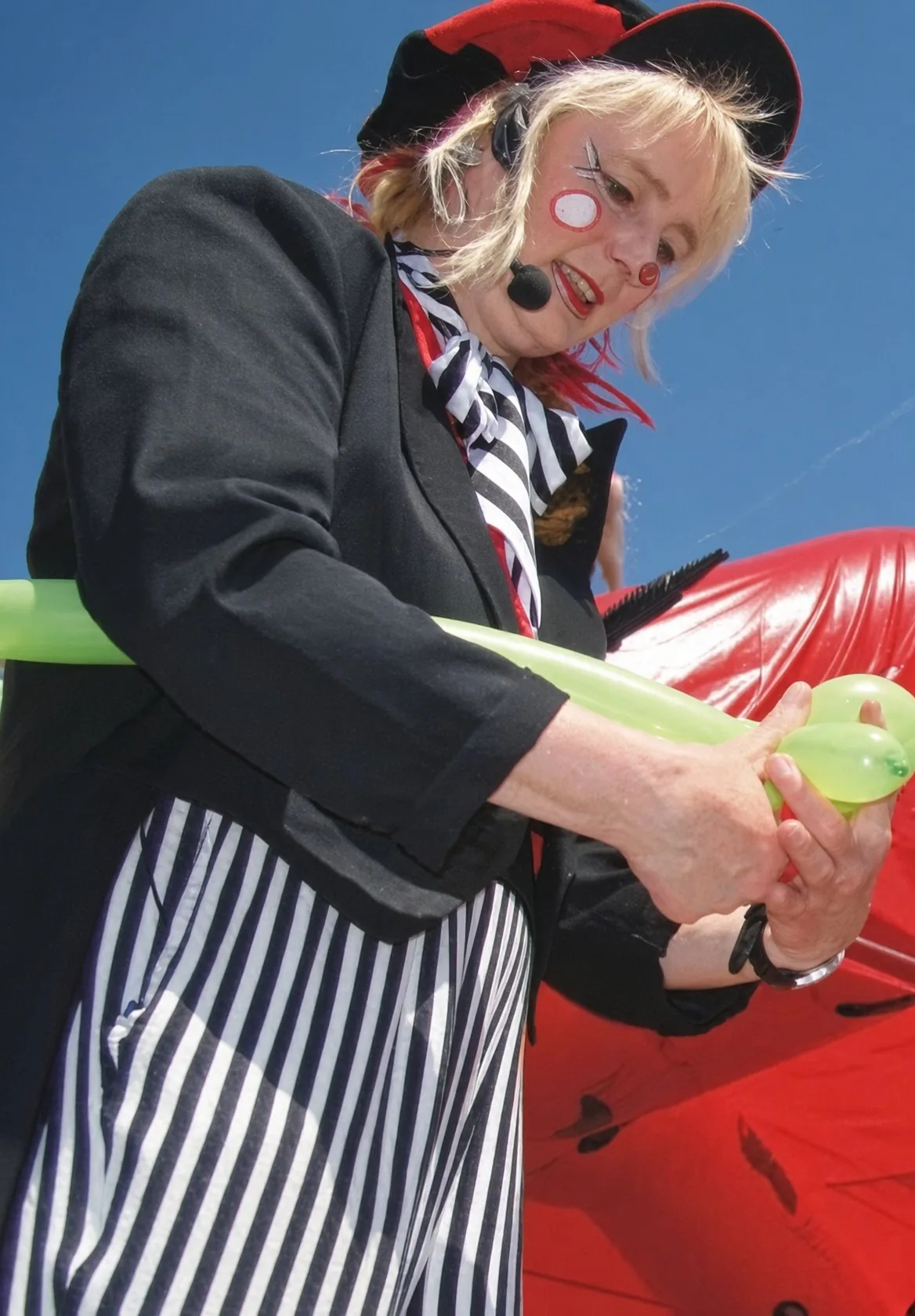 Zauberclown Maxi formt Luftballontiere bei der Ballonmodellage