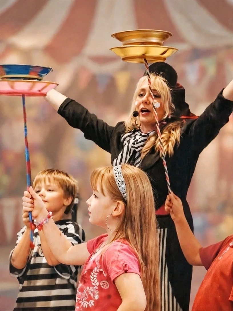 Zauber-Zirkus: Andrea Hardy jongliert mit Tellern vor Kindern