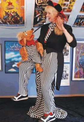 Zauberclown Maxi auf der Bühne mit Handpuppe